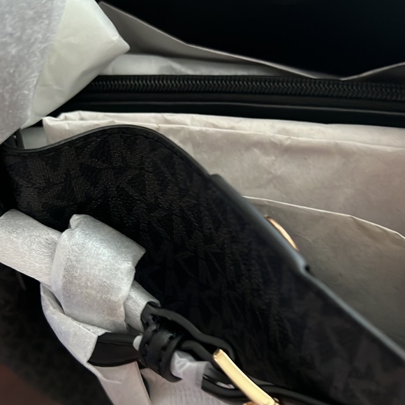 Beautiful new Michael Kors tote - Picture 5 of 11